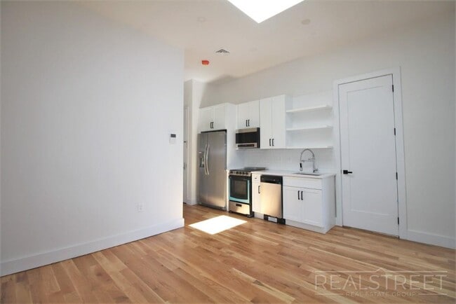 Foto del edificio - Brand NEW 4 Bed 1 Bath Floor-Thru Brownsto...