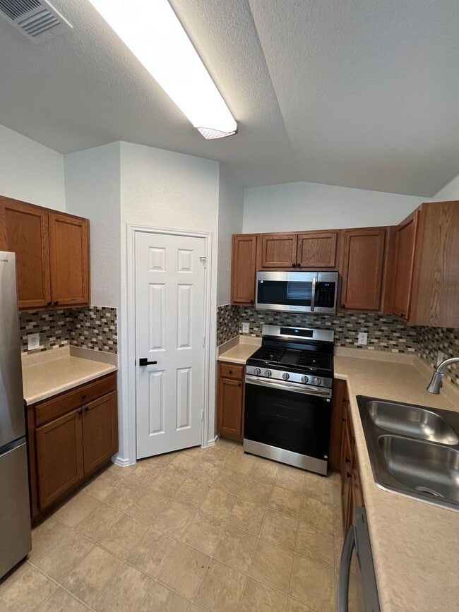 Foto del edificio - Spacious 4-Bedroom Home with Open Layout