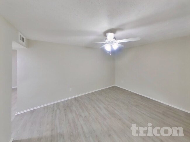 Building Photo - 3221 Edgebrook Dr