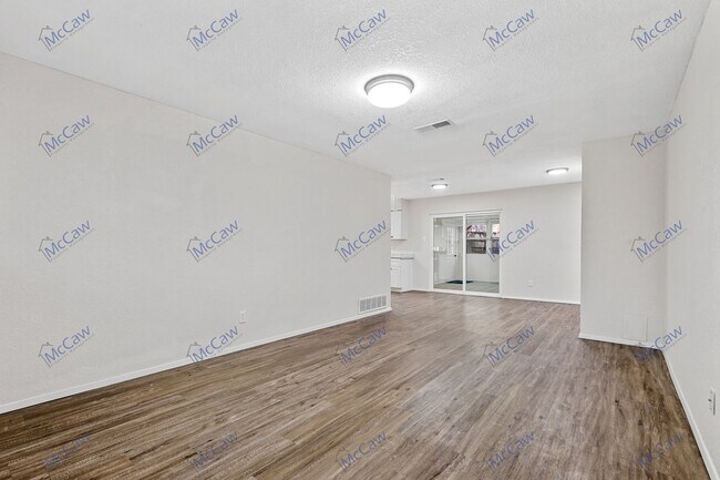 Building Photo - Fully Renovated 4-2 in Arlington!