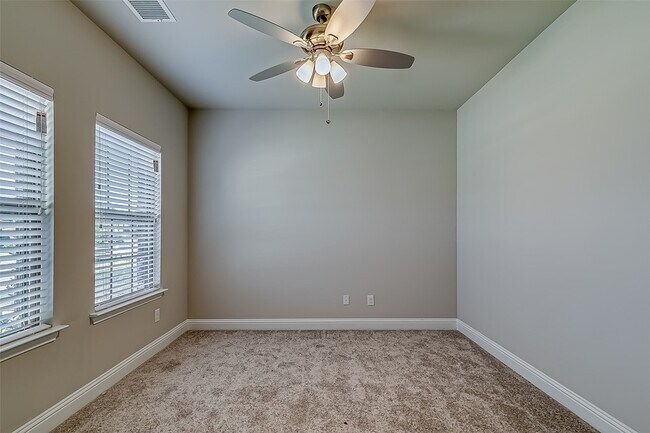 Building Photo - 327 Sweetspire Dr