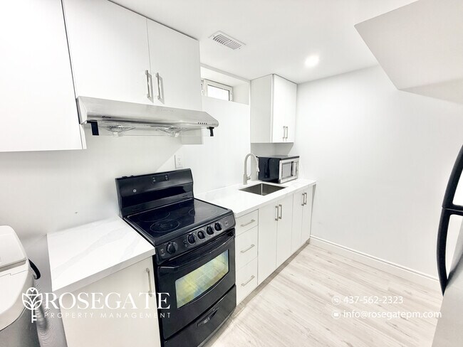 Photo du bâtiment - Spacious 3-Bedroom Basement Unit in Kitchener | Internet & Parking Included