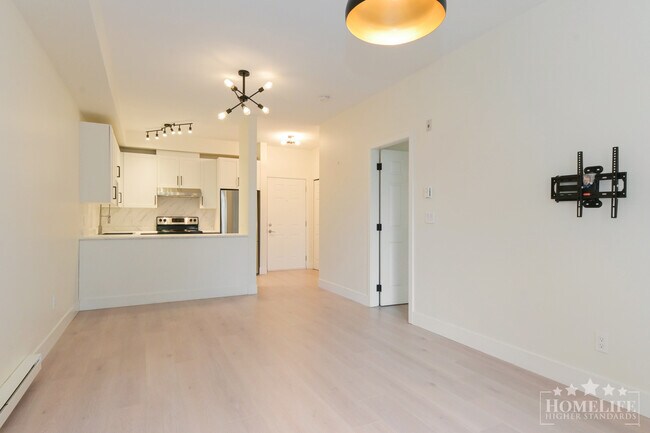 Photo du bâtiment - Bright & Updated 1-Bedroom Condo in the Heart of Surrey City Centre