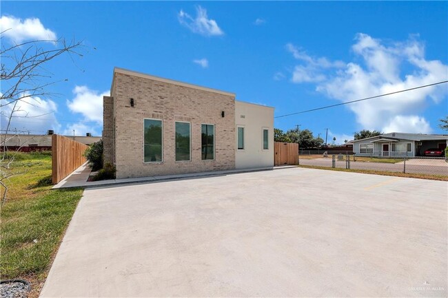 Building Photo - 1102 E McIntyre St