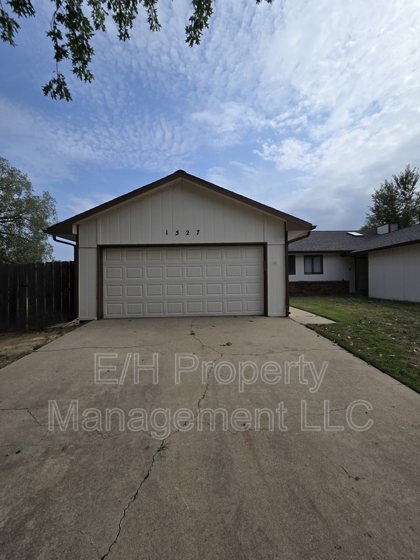 Building Photo - 1527 N Smith Cir