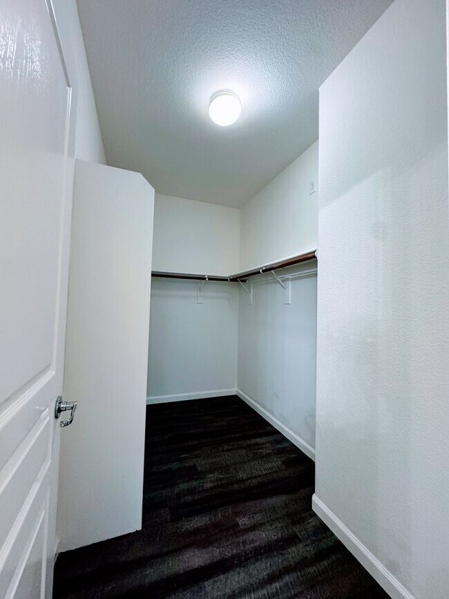 Foto del edificio - !!Get $500 OFF!! 3BR SFR w/ Tandem Garage & Fenced Yard near Boxwood St