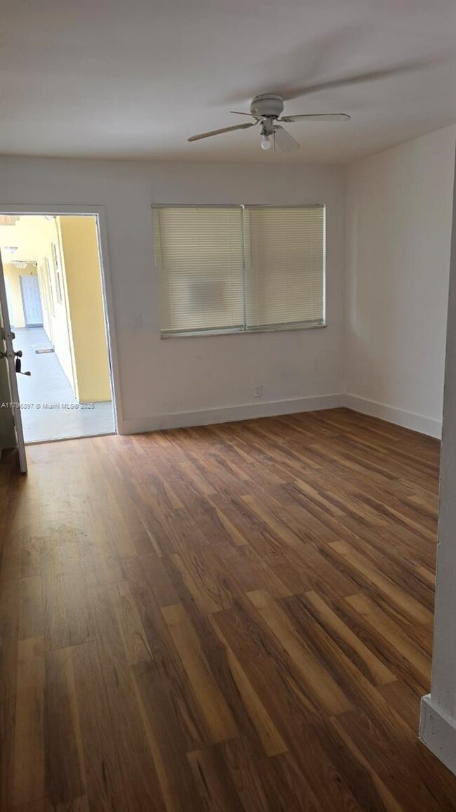 Foto del edificio - 260 SW 8th St