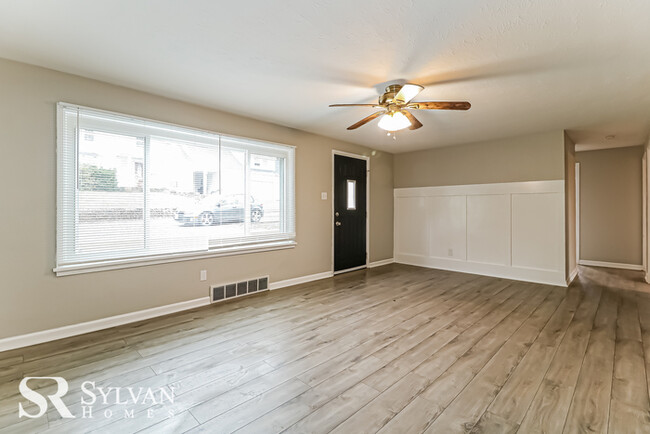 Building Photo - Adorable 3 BR, 2 BA Rancher!