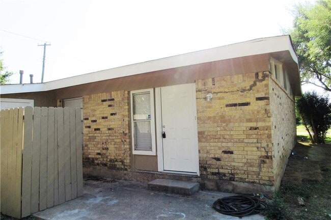 Building Photo - 2710 St Edwards Cir