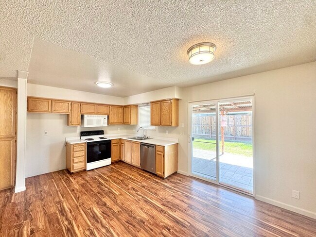 Foto del edificio - Beautiful 3 bedroom 2 bathroom single story!