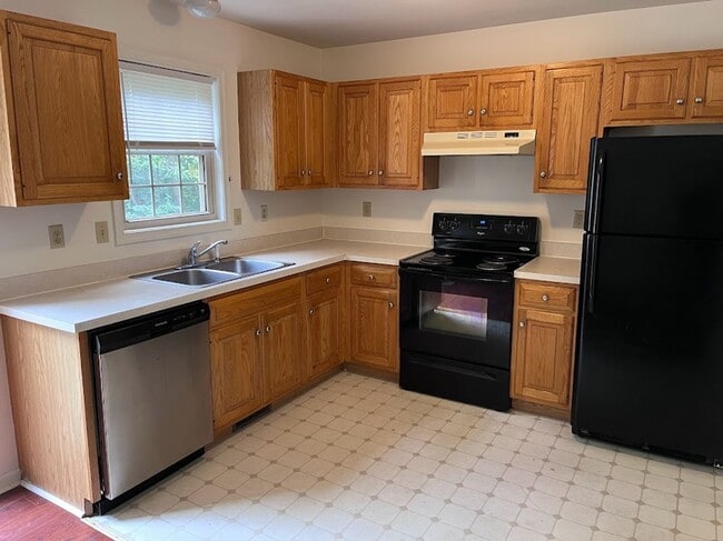 Building Photo - 48 Deep Hollow Ln