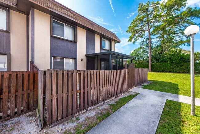 Building Photo - 2140 Sherwood Forest Blvd