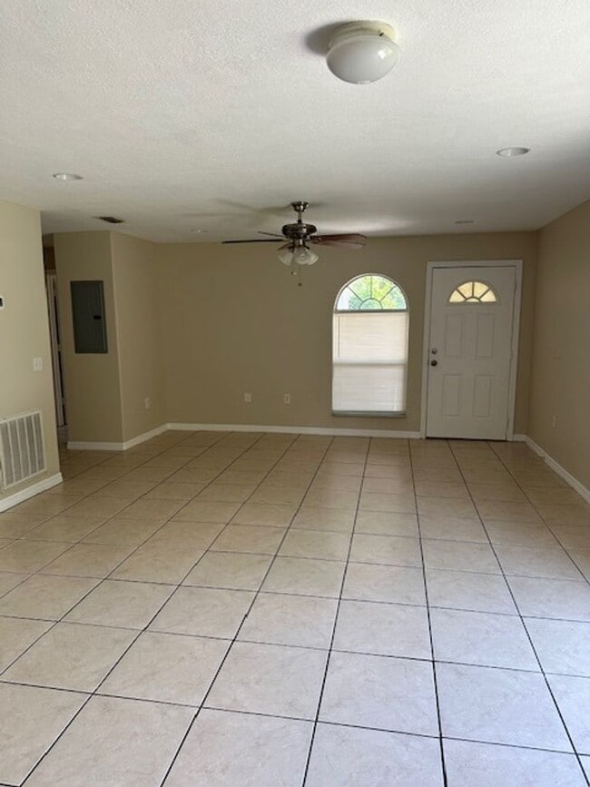 Building Photo - 4/3 Duplex in Poinciana