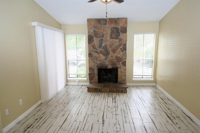 Building Photo - 17331 Red Oak Dr