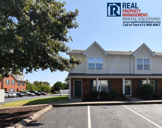 Building Photo - Beautiful end unit townhome less than 1 mi...