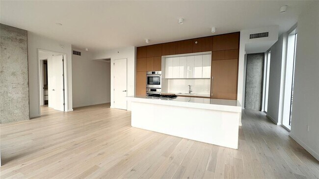 Foto del edificio - 313 W 17th St