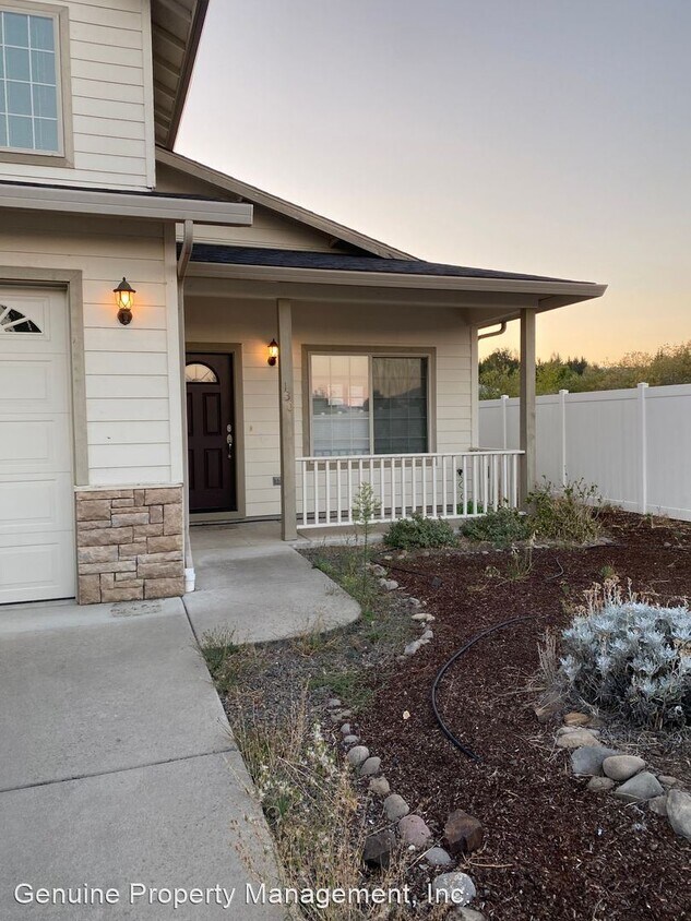 3 br, 2.5 bath House 130 Dianne Way House Rental in Eagle Point, OR