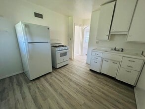 Building Photo - 202-204 E Maple St