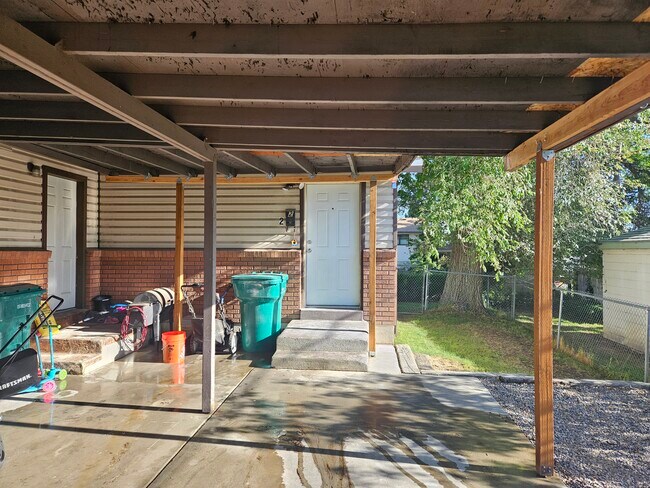 Building Photo - Roy Duplex