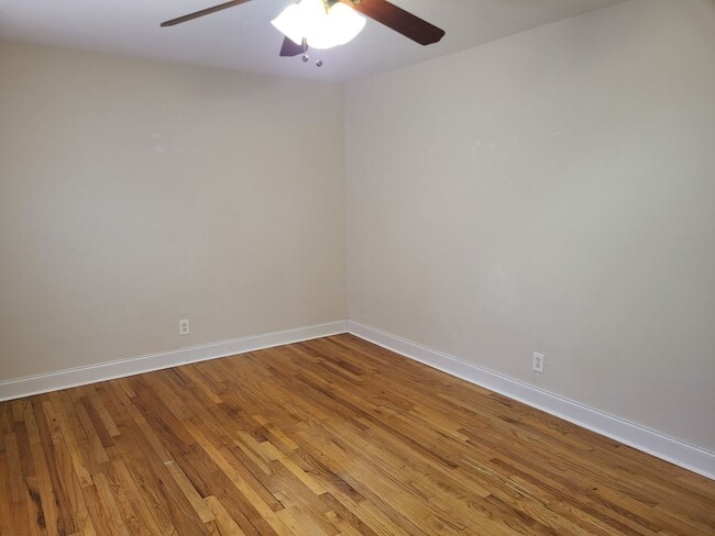 Building Photo - Charming 2BR + versatile bonus room perfect for a 3rd Bedroom or Office!