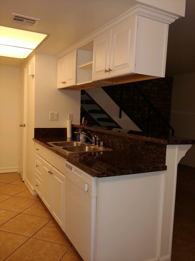 Kitchen - 2919 N White Ave