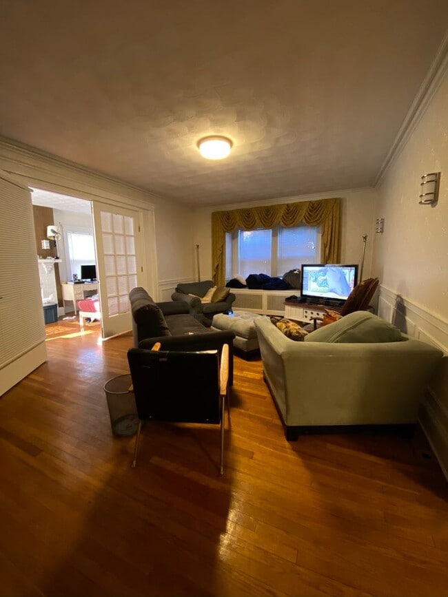 Foto del edificio - 5 BED/2.5 BATH RIGHT BY BOSTON COLLEGE!!   CENTRAL AIR!  NO FEE!!  Avail 8/23/2026