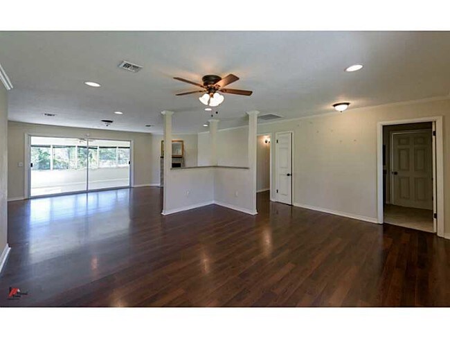 Building Photo - 4208 Wildwood Dr
