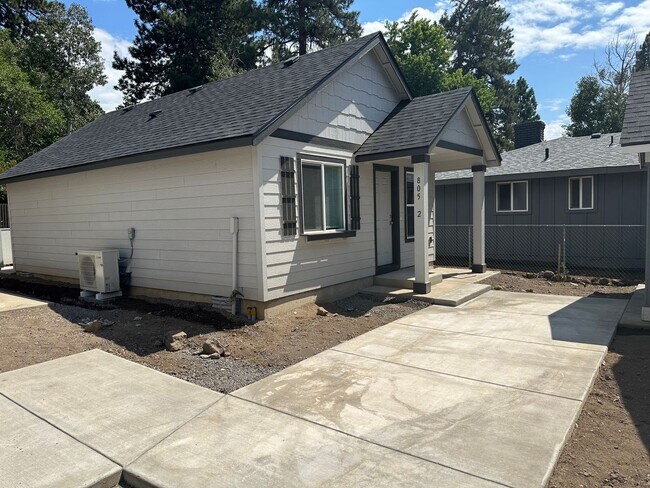 Foto del edificio - MIDTOWN Newer 2 Bdrm Cottage, 1 bath, Air Conditioning, Laundry Room, Large Patio, Off Street Par...