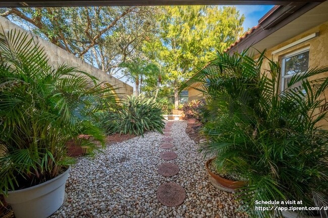 Foto del edificio - 468 Laurencin Dr