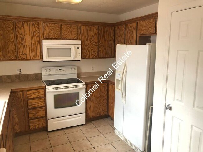 Building Photo - Spacious and updated 3 bedroom 2 bathroom ...