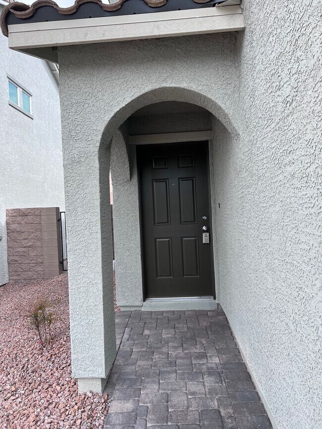 Building Photo - NEWER HOME 3 BEDROOM 2.5 BATH LOFT AND 2 C...