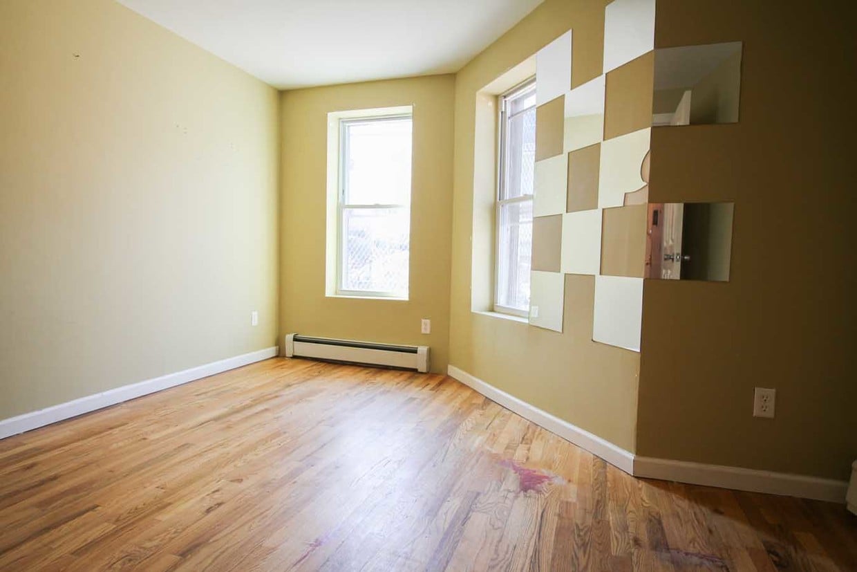 Primary Photo - 162 Covert St