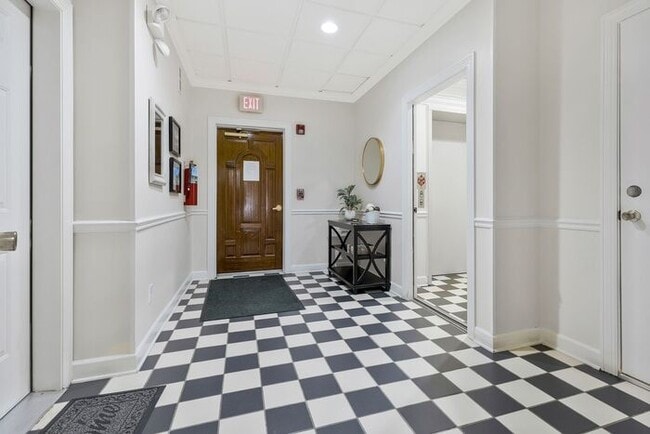 Building Photo - Lovely 1-Bedroom Condo: Hedrick Place Cond...