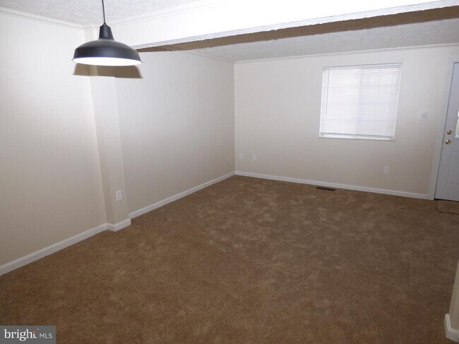 Foto del edificio - 6801 Farmbrook Ct