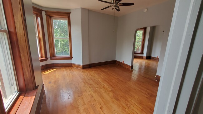 Building Photo - 2658 W Evergreen Ave