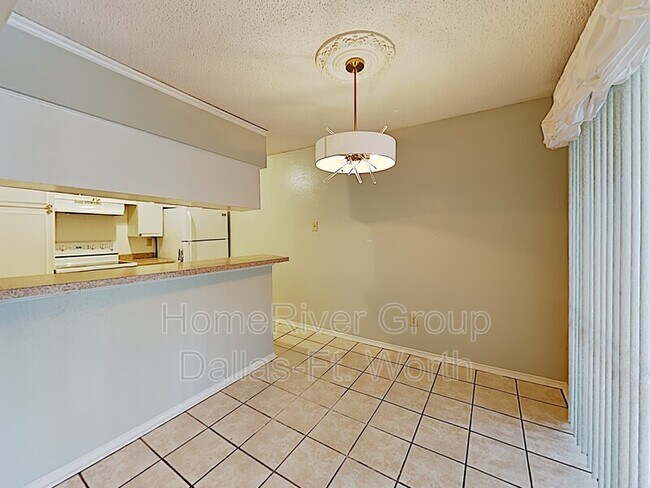 Building Photo - 5844 Sandhurst Ln