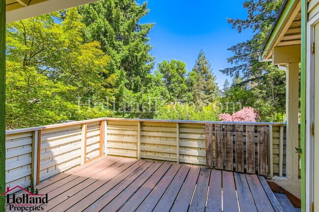 Foto del edificio - Charming Home Near Parks and Trails in Por...