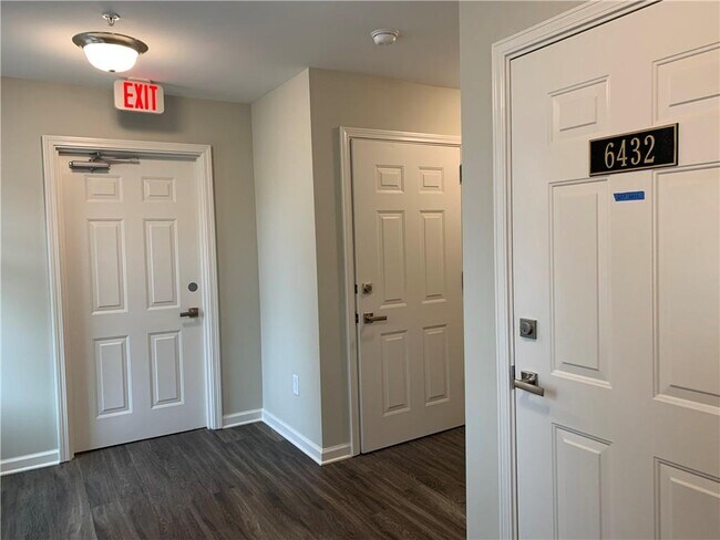 Foto del edificio - 6428 Canopy Dr