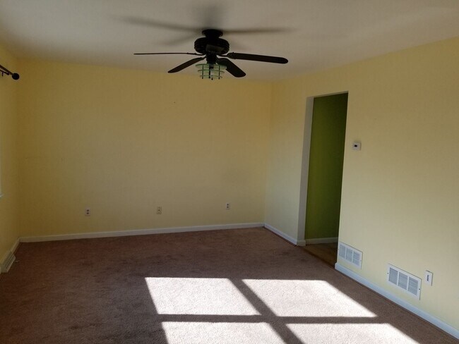 Foto del edificio - 3 br, 1.5 bath House - 132 Malcolm Ave