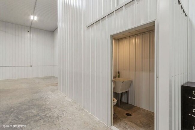 Foto del edificio - $2,000 | Large Commercial Warehouse Bay For Lease | Available November 1st, 2026