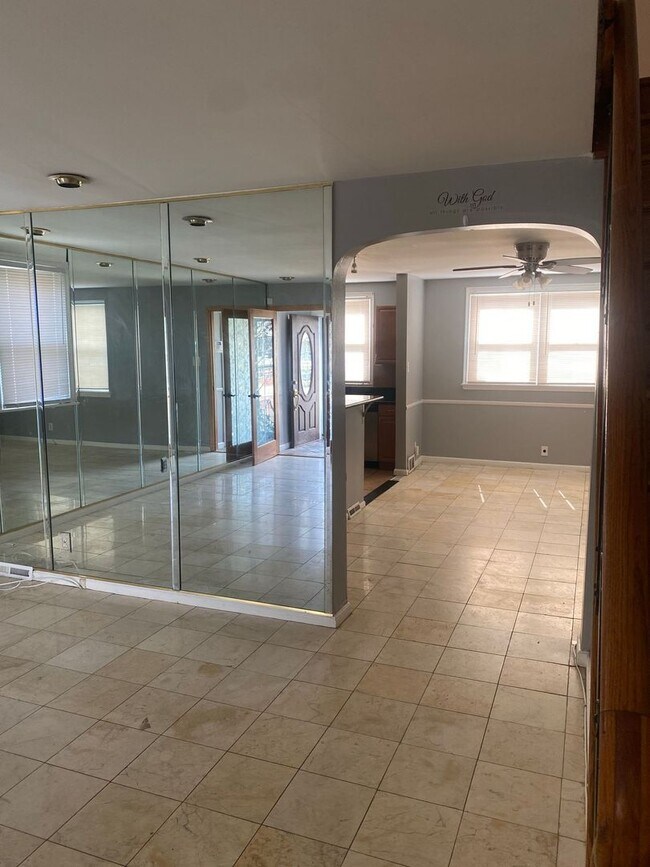 Building Photo - Stunning 3-Bedroom Townhome in East Oak La...