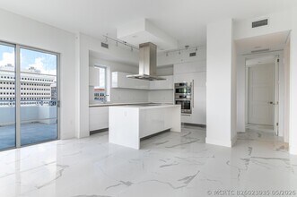 Building Photo - 155 E Boca Raton Rd