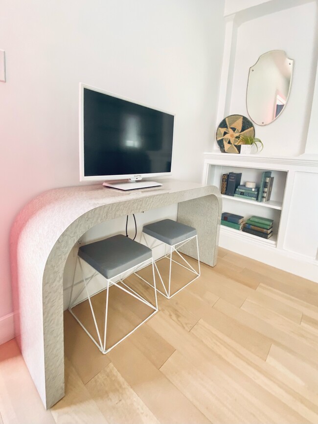 Living room - 1506 E Monroe St
