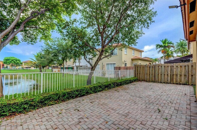 Foto del edificio - 8631 NW 110th Ave