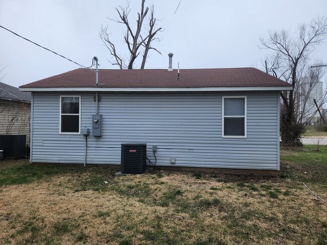 Building Photo - Now available 2 bed, 1 bath house