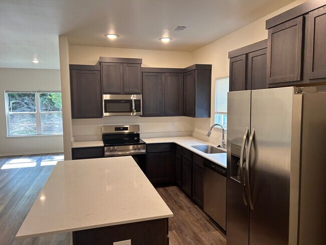 Building Photo - 915 S Benchmark Ln