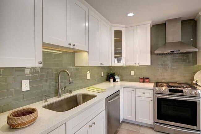 Building Photo - 3 bedroom in San Francisco CA 94110