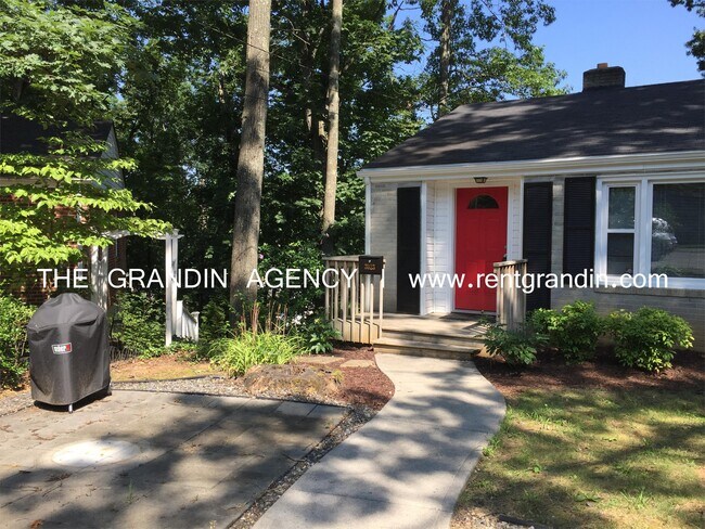 Foto del edificio - 3023 Hollowell Ave SW