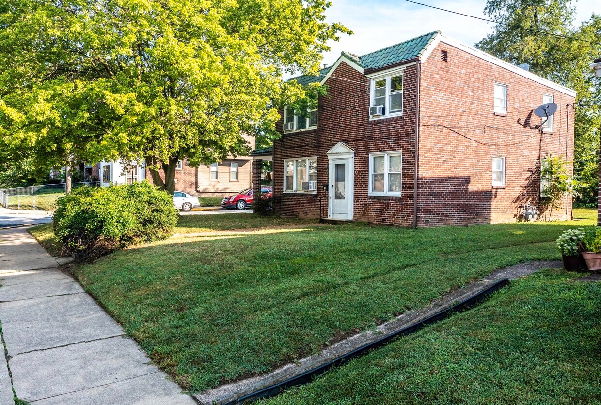 127 W 35th St Unit 2 top floor, Wilmington, DE 19802 Apartments in