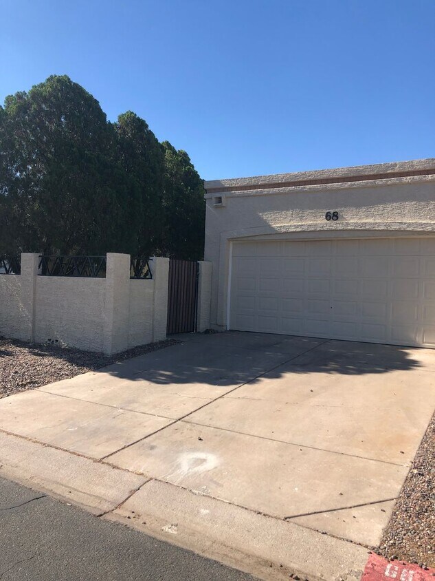 Foto principal - PATIO HOME 3 BED 2 BATH MCKELLIPS AND HORN...